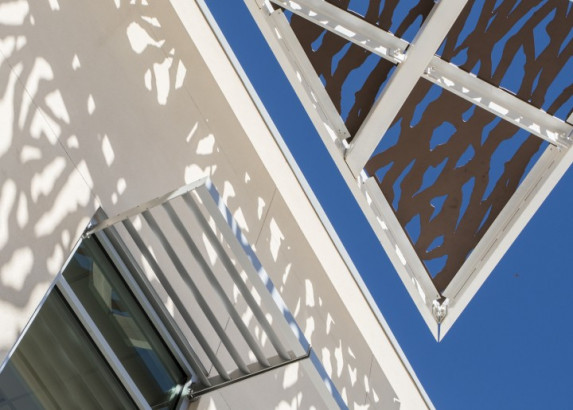 Parasoleil™ Panels in use for the Shiwi Ts'ana Elementary School case study